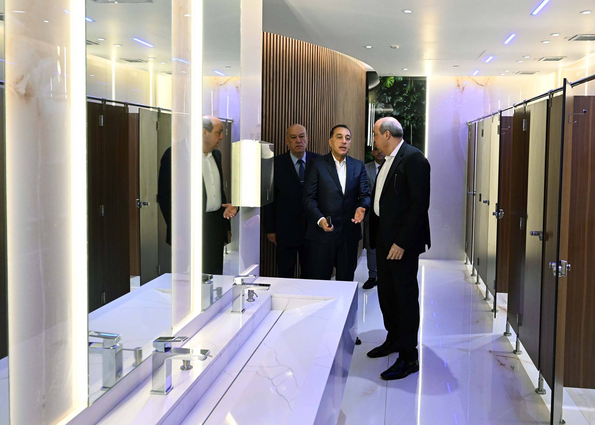 جولة تفقدية لرئيس الوزراء بمطار القاهرة الدولي