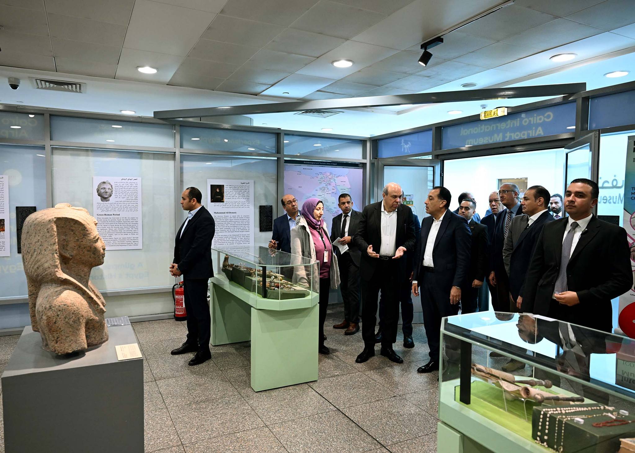 جولة تفقدية لرئيس الوزراء بمطار القاهرة الدولي