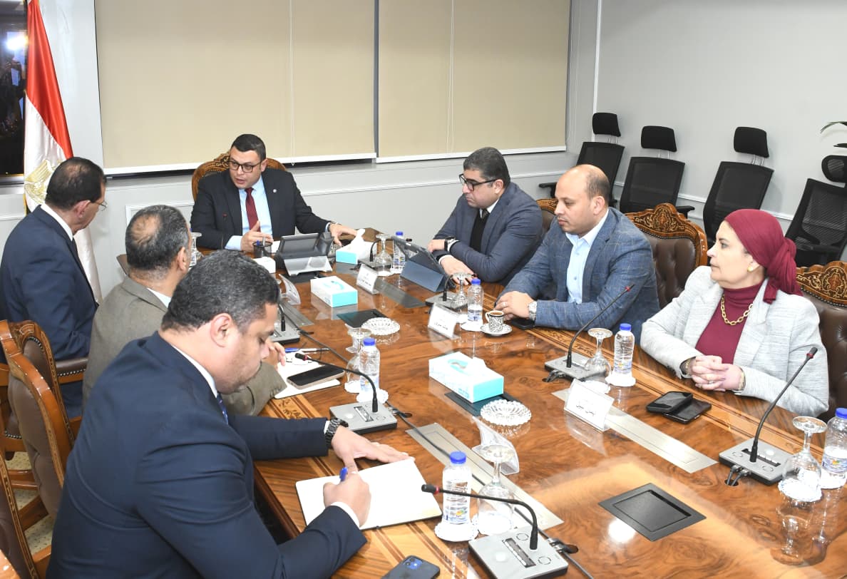 وزير الإسكان يجتمع مع مسئولى الشركة الوطنية للطرق