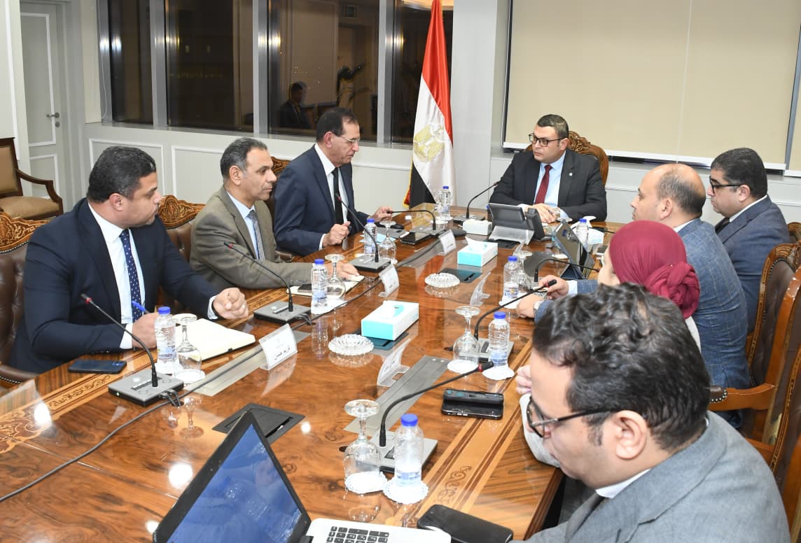 وزير الإسكان يجتمع مع مسئولى الشركة الوطنية للطرق