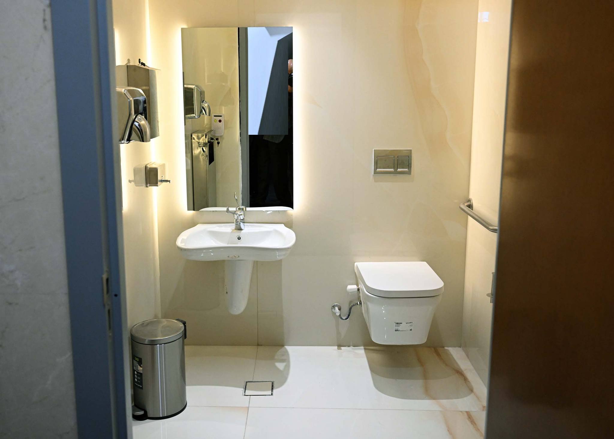 جولة تفقدية لرئيس الوزراء بمطار القاهرة الدولي