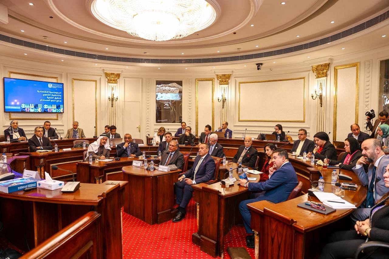 لقاء وزيرة التخطيط بأعضاء لجنة الشئون الخارجية بمجلس الشيوخ