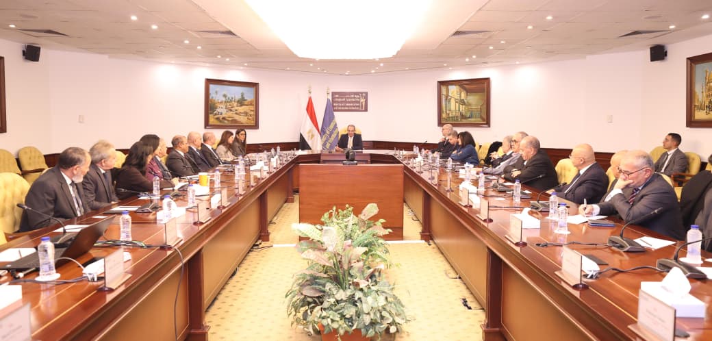 وزير الاتصالات يعقد مائدة مستديرة مع لجنة التحول الرقمى