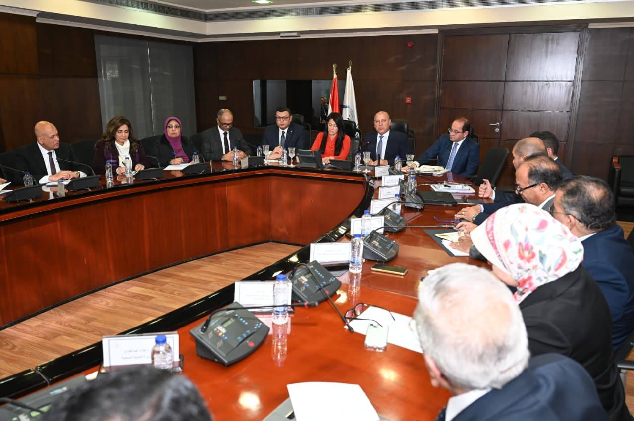 وزير «الصناعة» يبحث تعزيز وتطوير منظومة مرافق المناطق الصناعية بالمحافظات