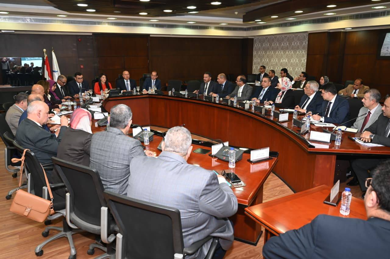 وزير «الصناعة» يبحث تعزيز وتطوير منظومة مرافق المناطق الصناعية بالمحافظات