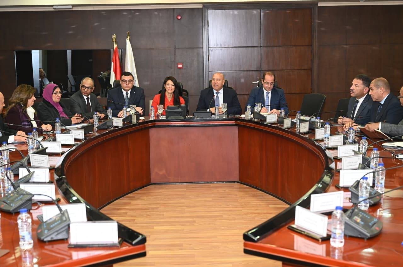 وزير «الصناعة» يبحث تعزيز وتطوير منظومة مرافق المناطق الصناعية بالمحافظات