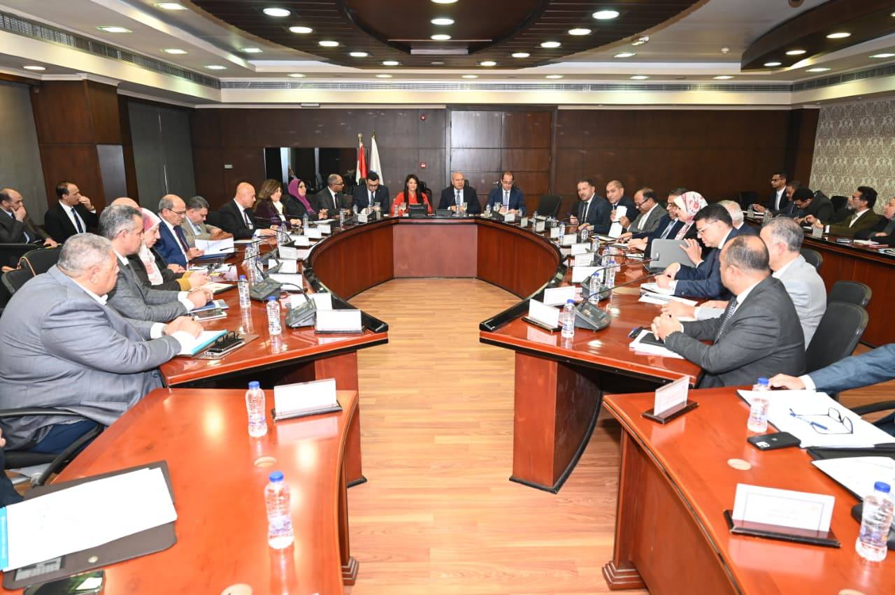 وزير «الصناعة» يبحث تعزيز وتطوير منظومة مرافق المناطق الصناعية بالمحافظات