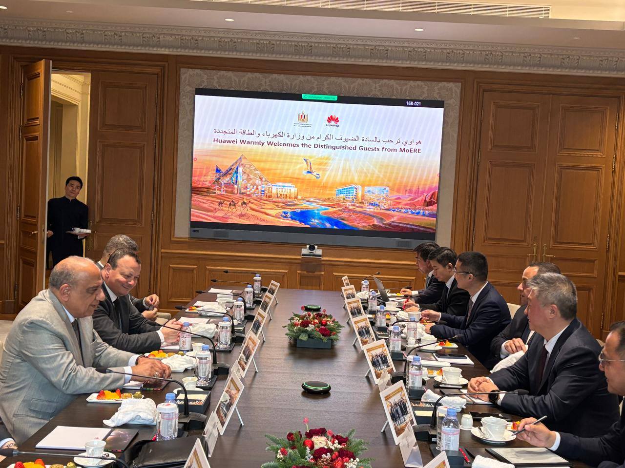 وزير الكهرباء يزور معامل هواوي لحلول تخزين الطاقة والذكاء الاصطناعي
