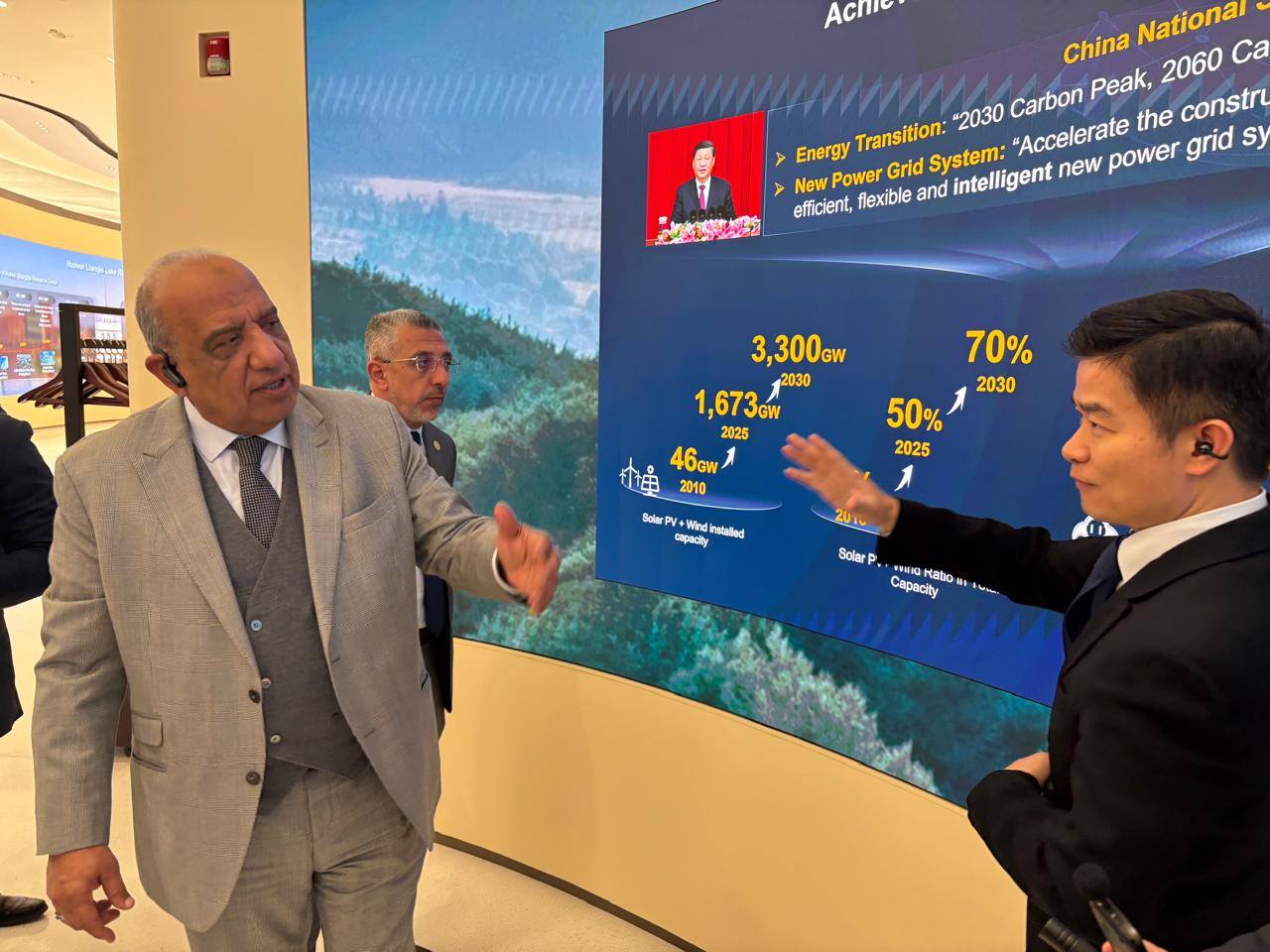 وزير الكهرباء يزور معامل هواوي لحلول تخزين الطاقة والذكاء الاصطناعي