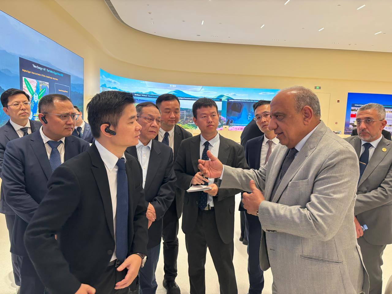 وزير الكهرباء يزور معامل هواوي لحلول تخزين الطاقة والذكاء الاصطناعي
