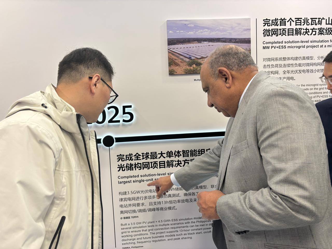 وزير الكهرباء يزور معامل هواوي لحلول تخزين الطاقة والذكاء الاصطناعي