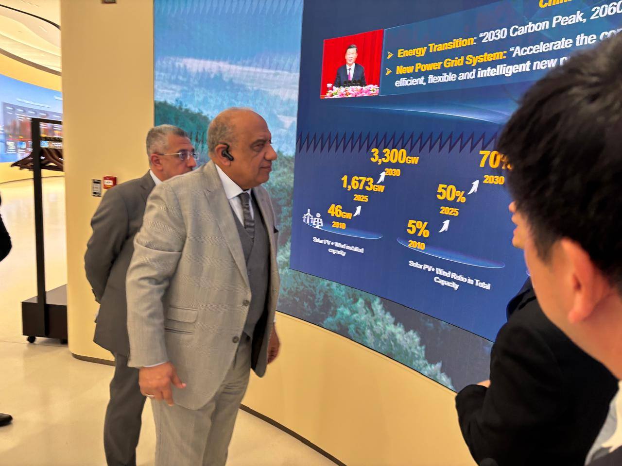 وزير الكهرباء يزور معامل هواوي لحلول تخزين الطاقة والذكاء الاصطناعي