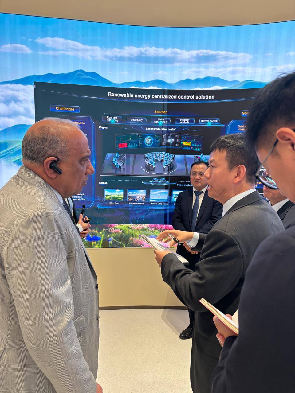 وزير الكهرباء يزور معامل هواوي لحلول تخزين الطاقة والذكاء الاصطناعي