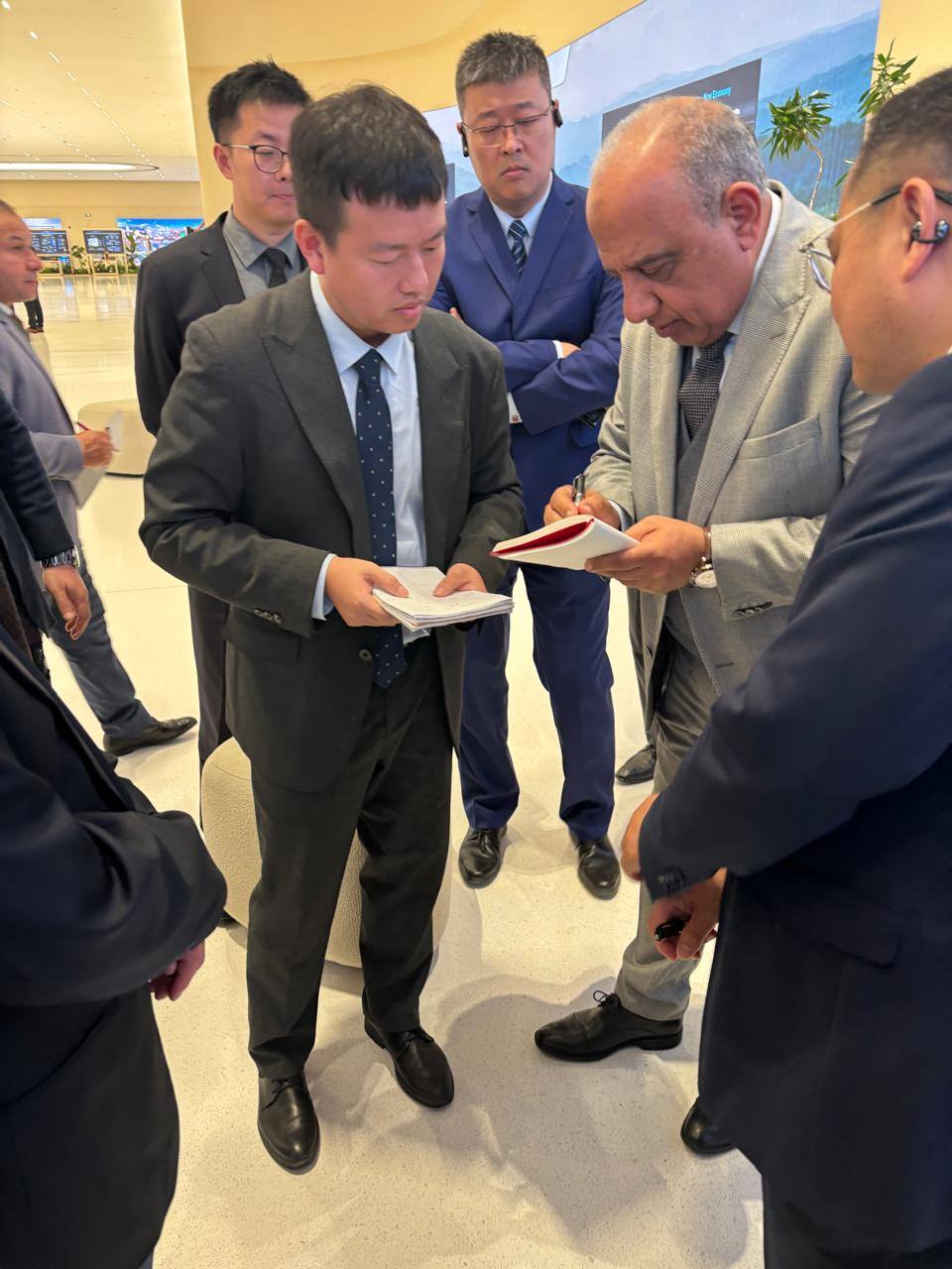 وزير الكهرباء يزور معامل هواوي لحلول تخزين الطاقة والذكاء الاصطناعي