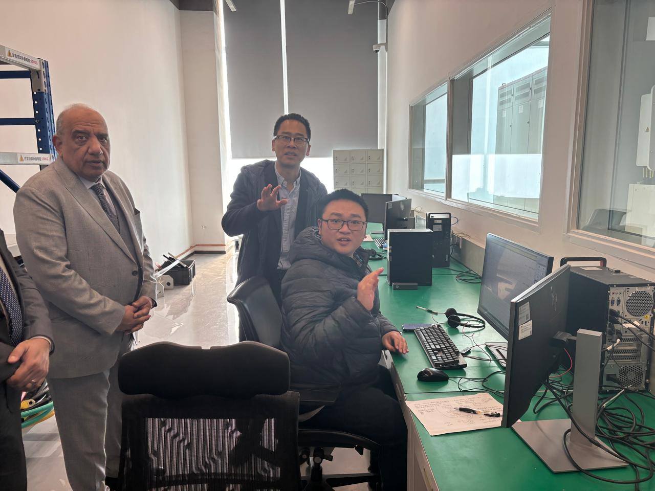 وزير الكهرباء يزور معامل هواوي لحلول تخزين الطاقة والذكاء الاصطناعي