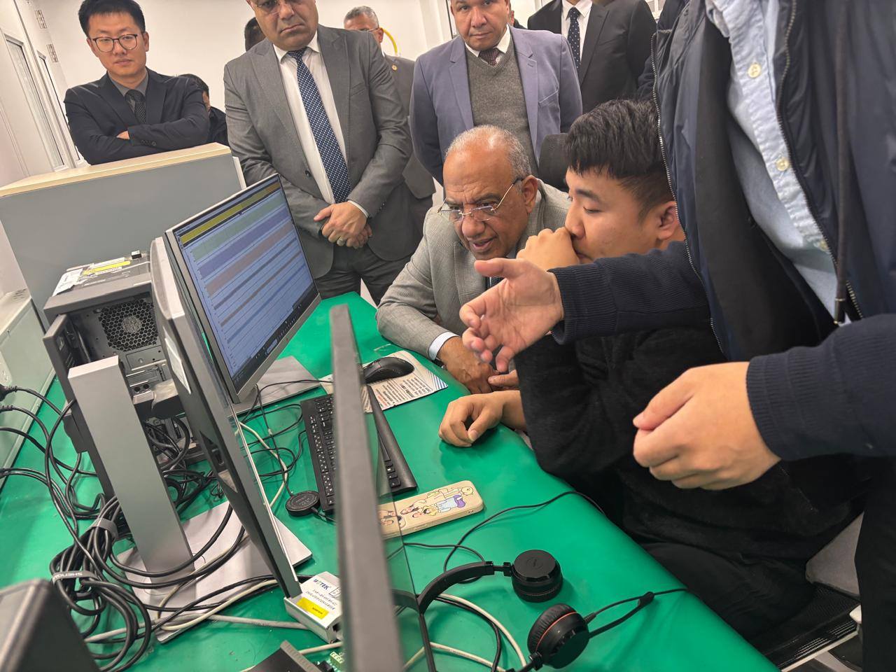 وزير الكهرباء يزور معامل هواوي لحلول تخزين الطاقة والذكاء الاصطناعي