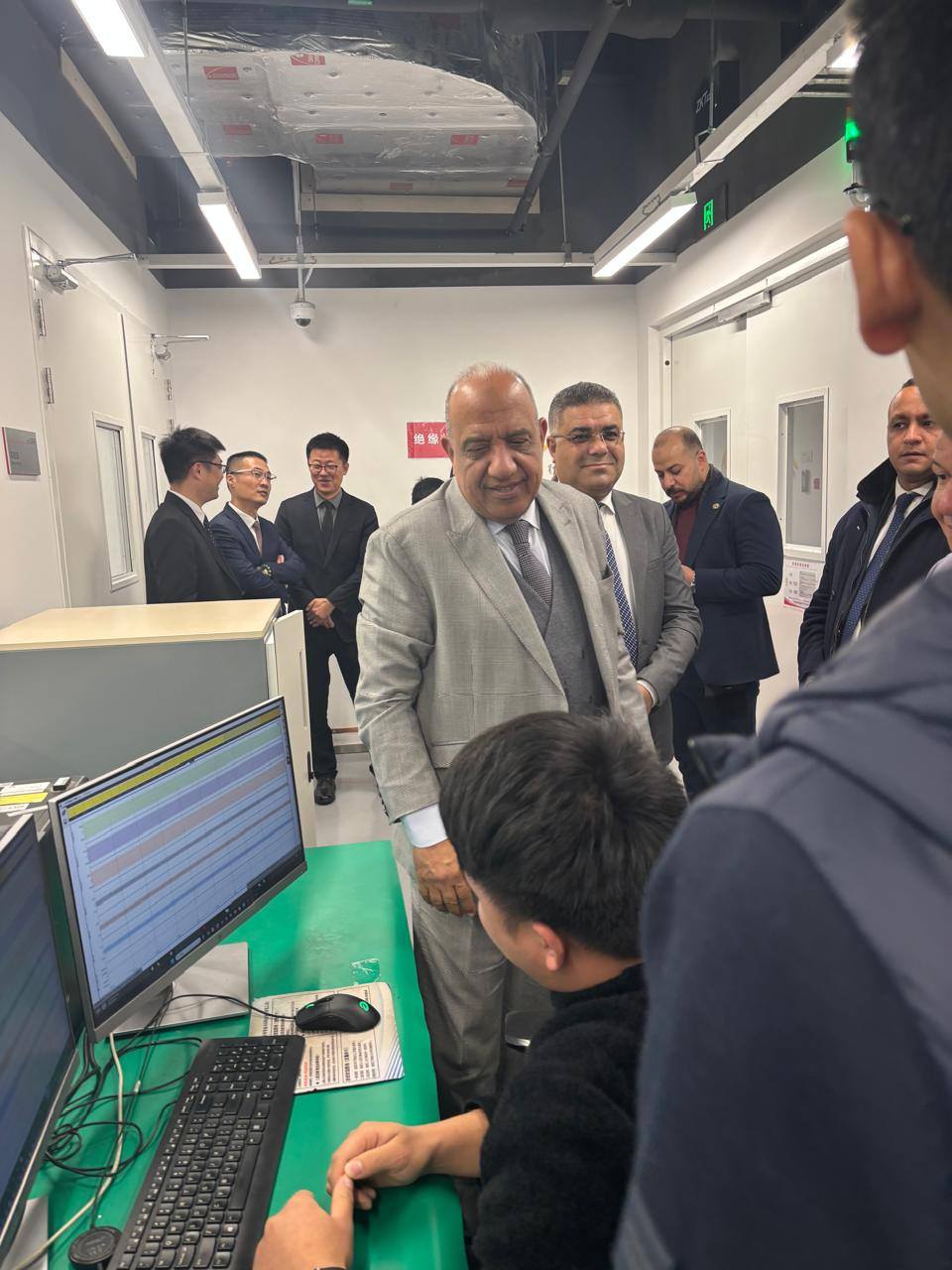 وزير الكهرباء يزور معامل هواوي لحلول تخزين الطاقة والذكاء الاصطناعي