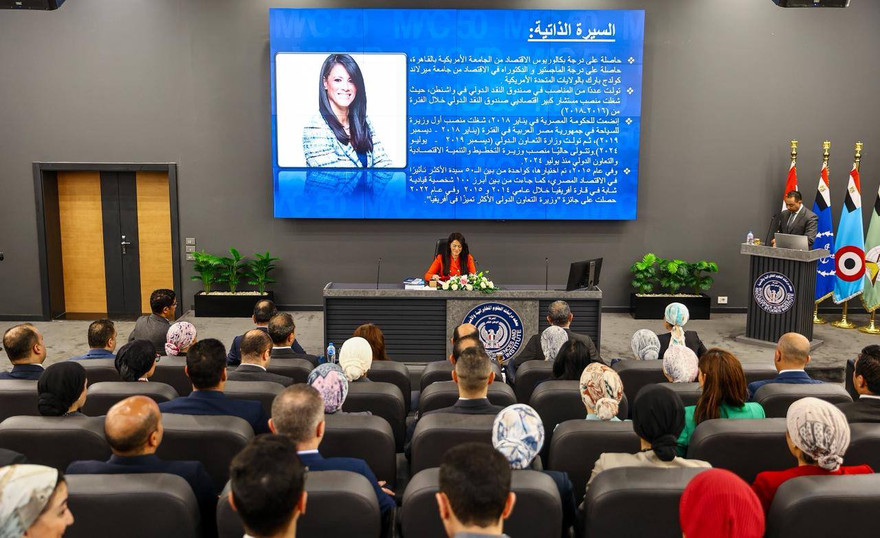 وزيرة التخطيط تلتقي الملحقين العسكريين المرشحين للعمل بالخارج