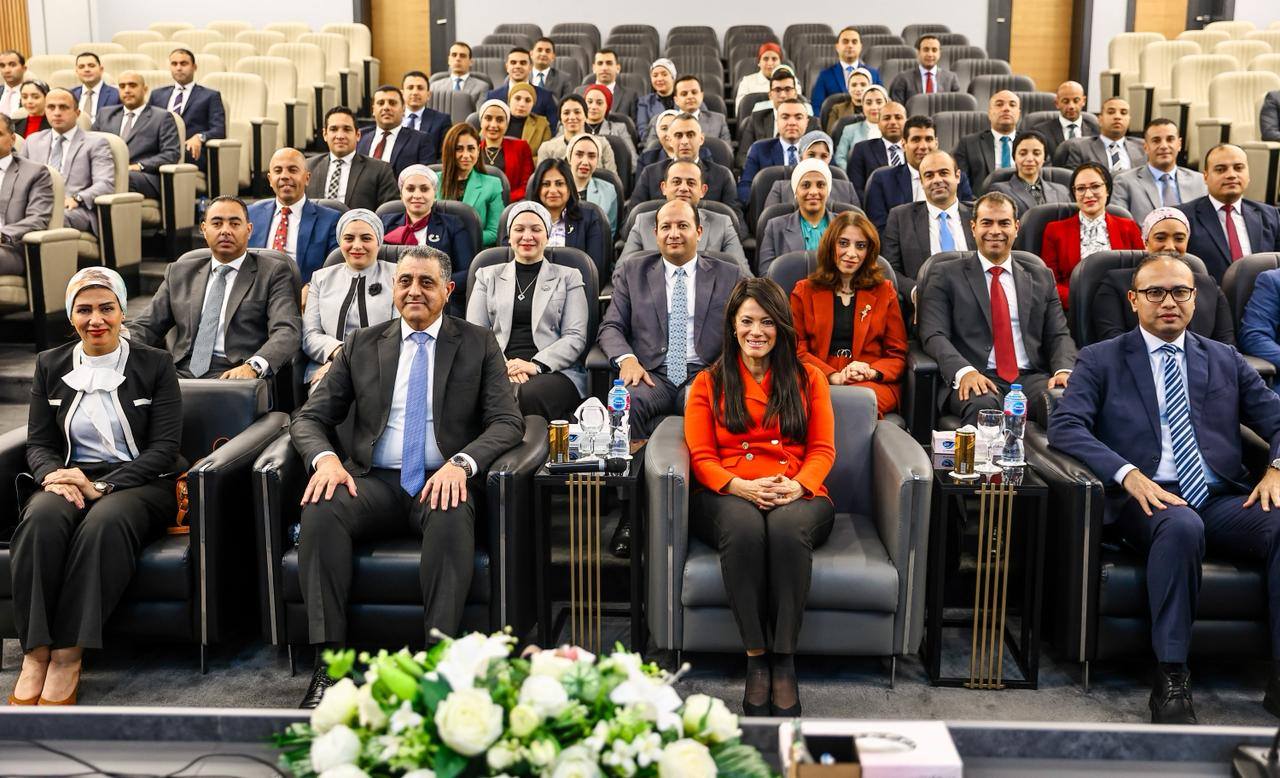 وزيرة التخطيط تلتقي الملحقين العسكريين المرشحين للعمل بالخارج