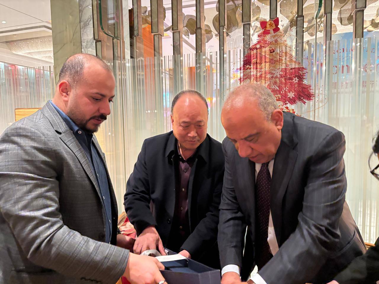 وزير الكهرباء يجتمع مع مجموعة شركات إنكورا وجوتيانج وهونغجى