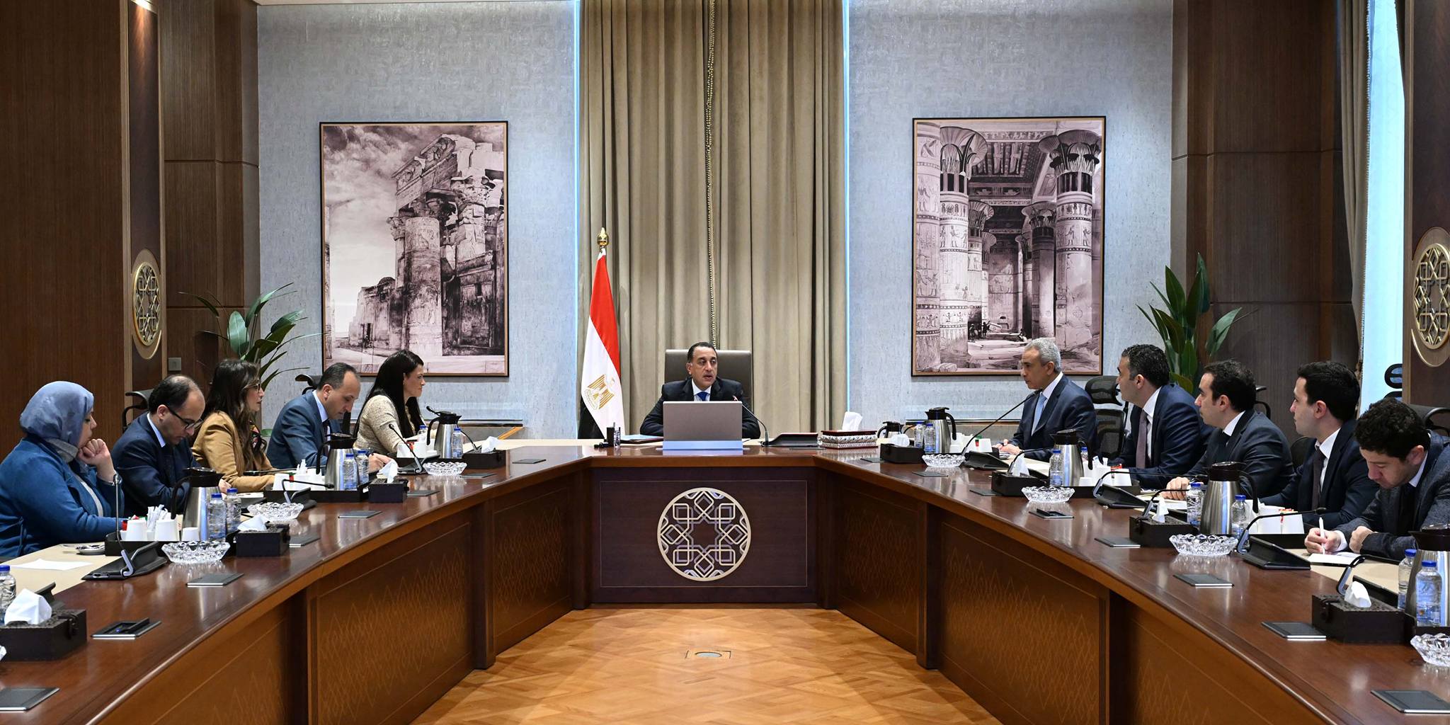 رئيس الوزراء يجتمع مع وزيرة التخطيط