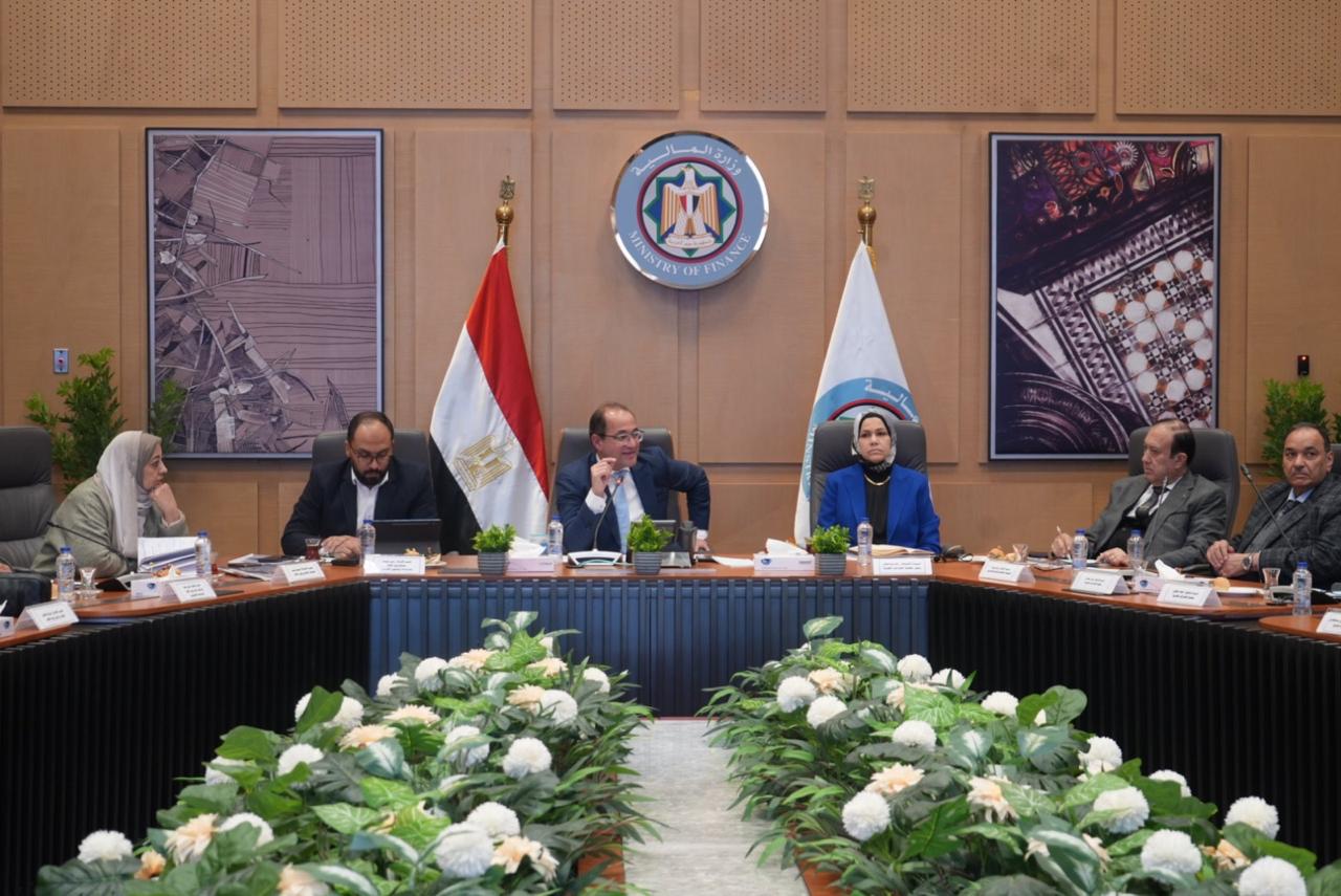 وزير المالية يجتمع مع أعضاء مكاتب المحاسبة وخبراء الضرائب