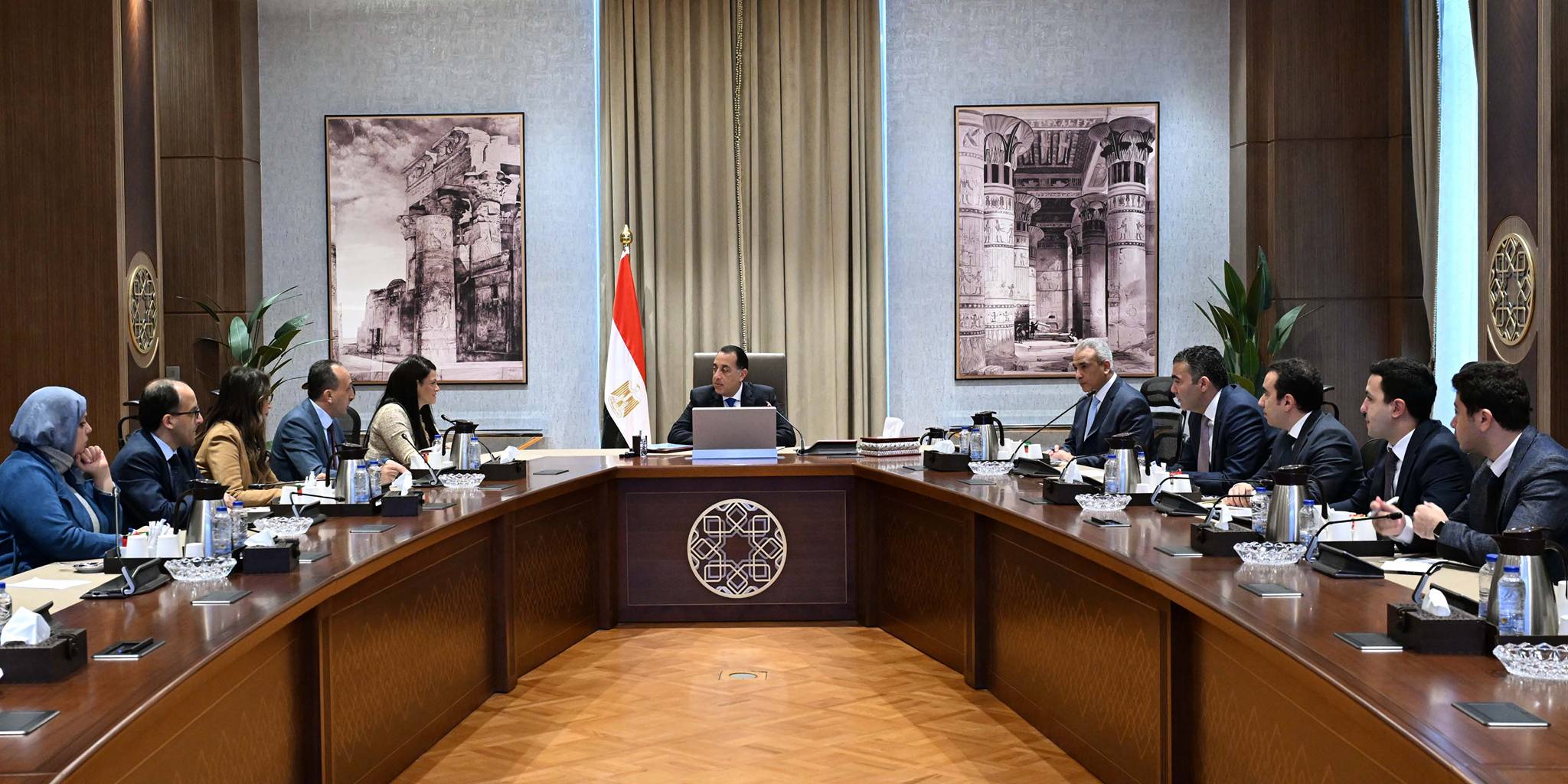 رئيس الوزراء يجتمع مع وزيرة التخطيط