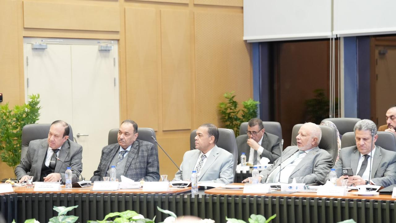 وزير المالية يجتمع مع أعضاء مكاتب المحاسبة وخبراء الضرائب