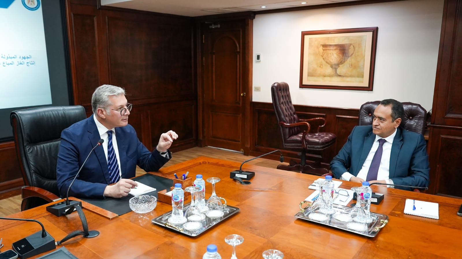 وزير البترول يجتمع مع قيادات الوزارة وشركة إيجاس