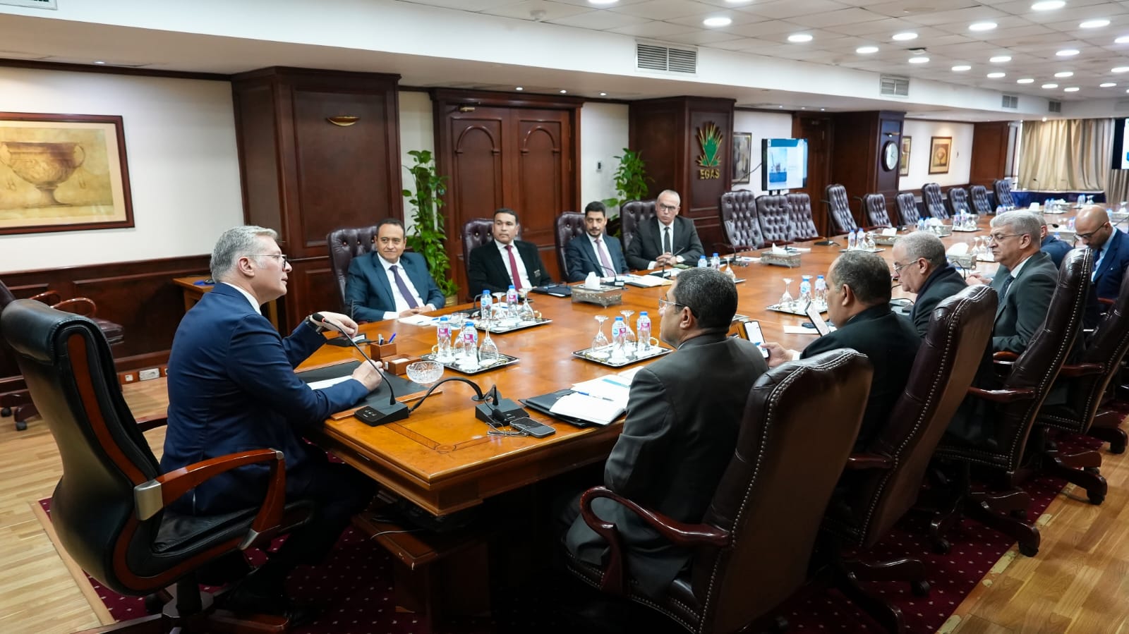 وزير البترول يجتمع مع قيادات الوزارة وشركة إيجاس
