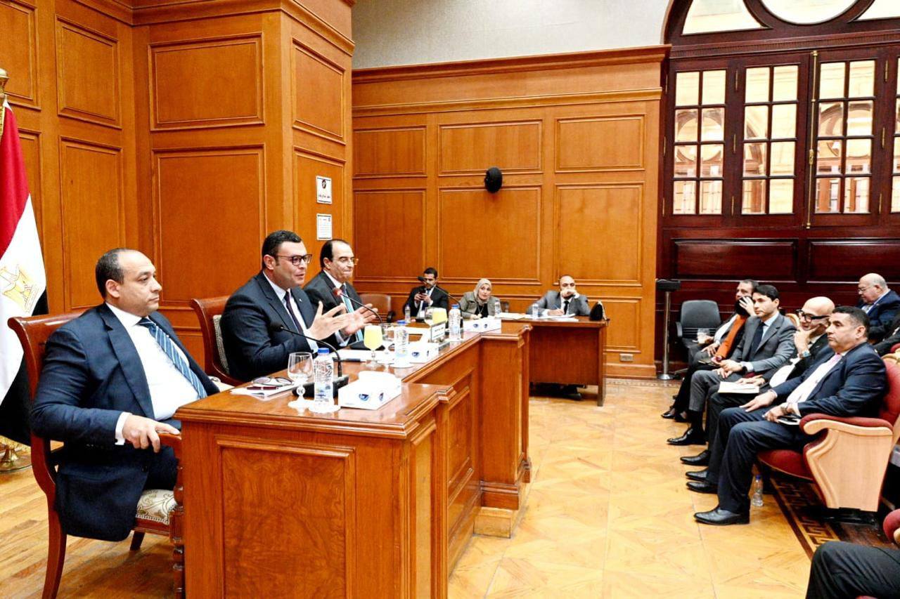 الشربيني يشارك في اجتماع لجنة الإسكان والإدارة بمجلس الشيوخ