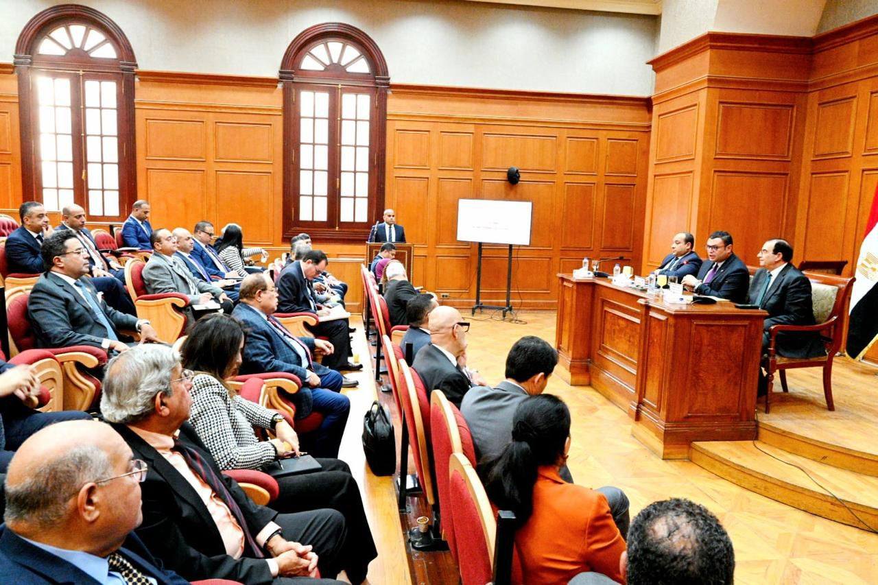 الشربيني يشارك في اجتماع لجنة الإسكان والإدارة بمجلس الشيوخ