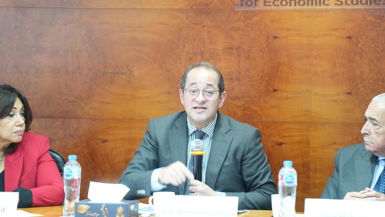 كجوك فى حلقة نقاشية بالمركز المصرى للدراسات الاقتصادية