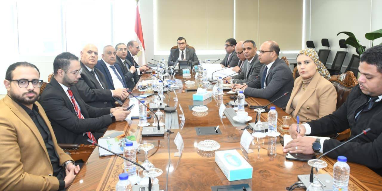 وزير الإسكان يبحث تطوير منظومة النقل الداخلي بعدد من المدن