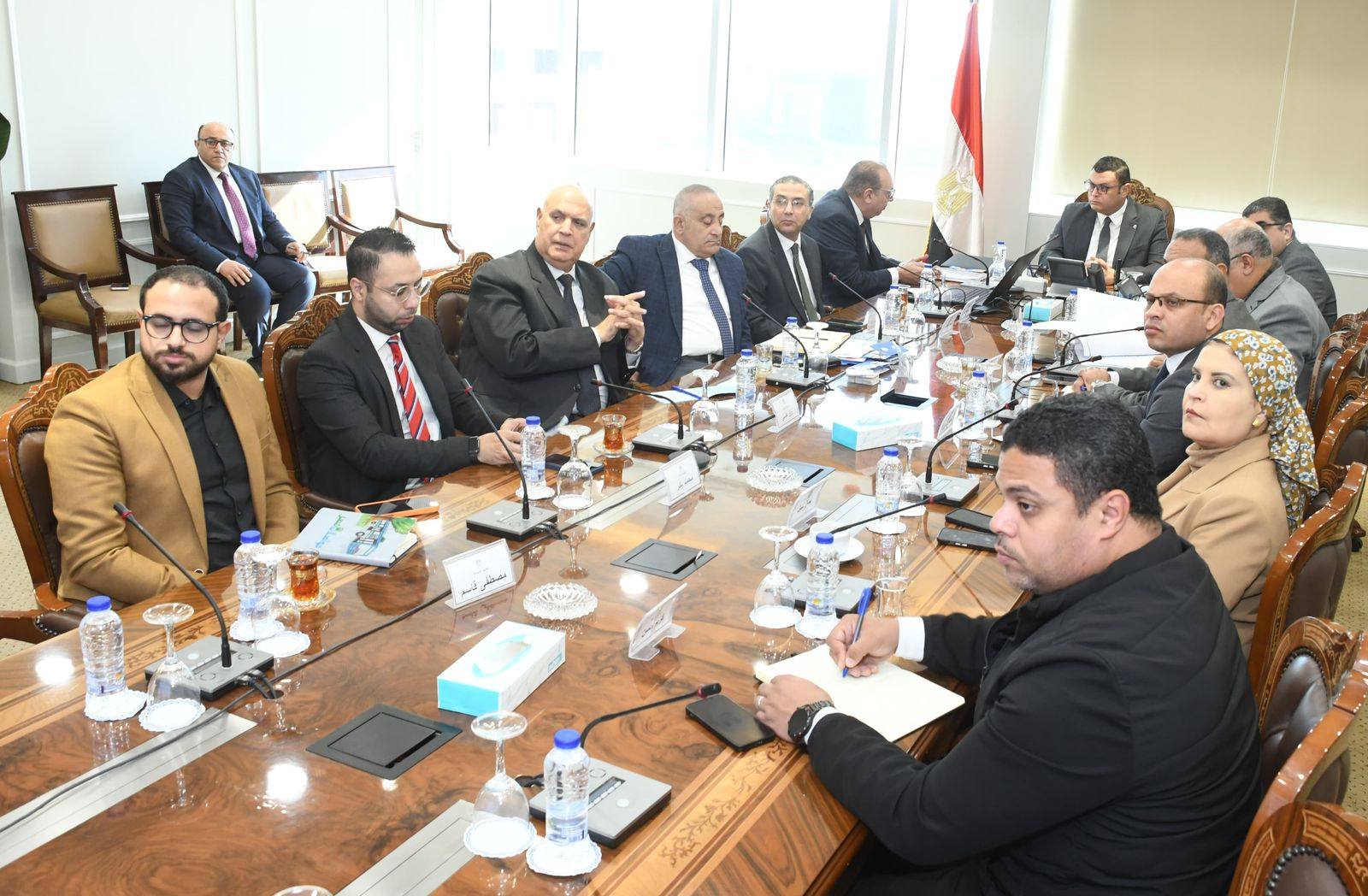 وزير الإسكان يبحث تطوير منظومة النقل الداخلي بعدد من المدن