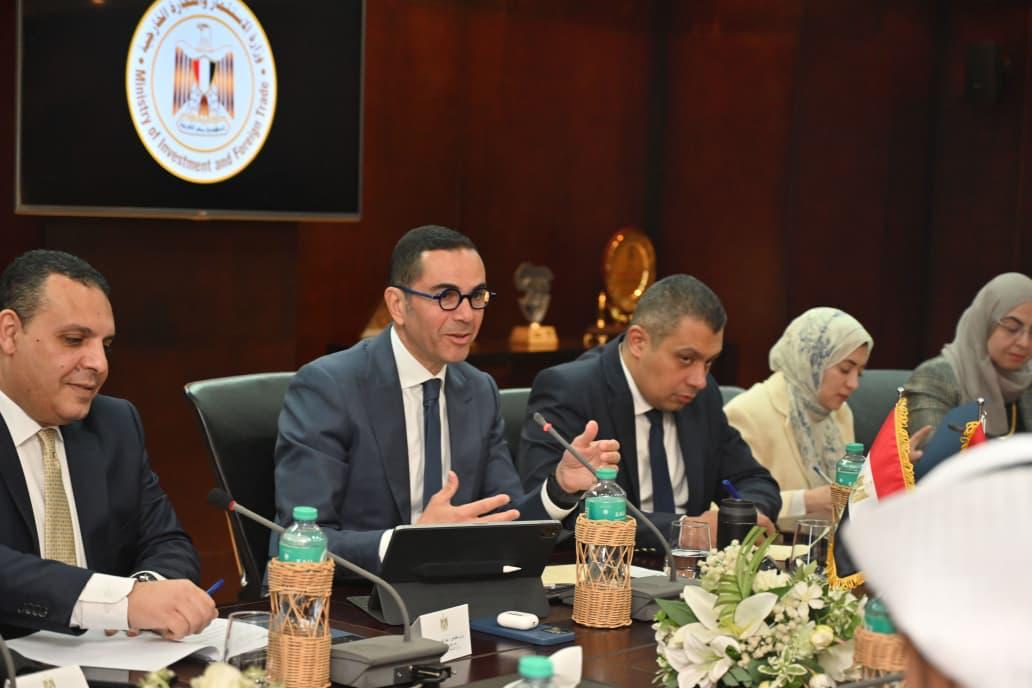 وزير الاستثمار يلتقي وزير التجارة الخارجية بدولة الإمارات