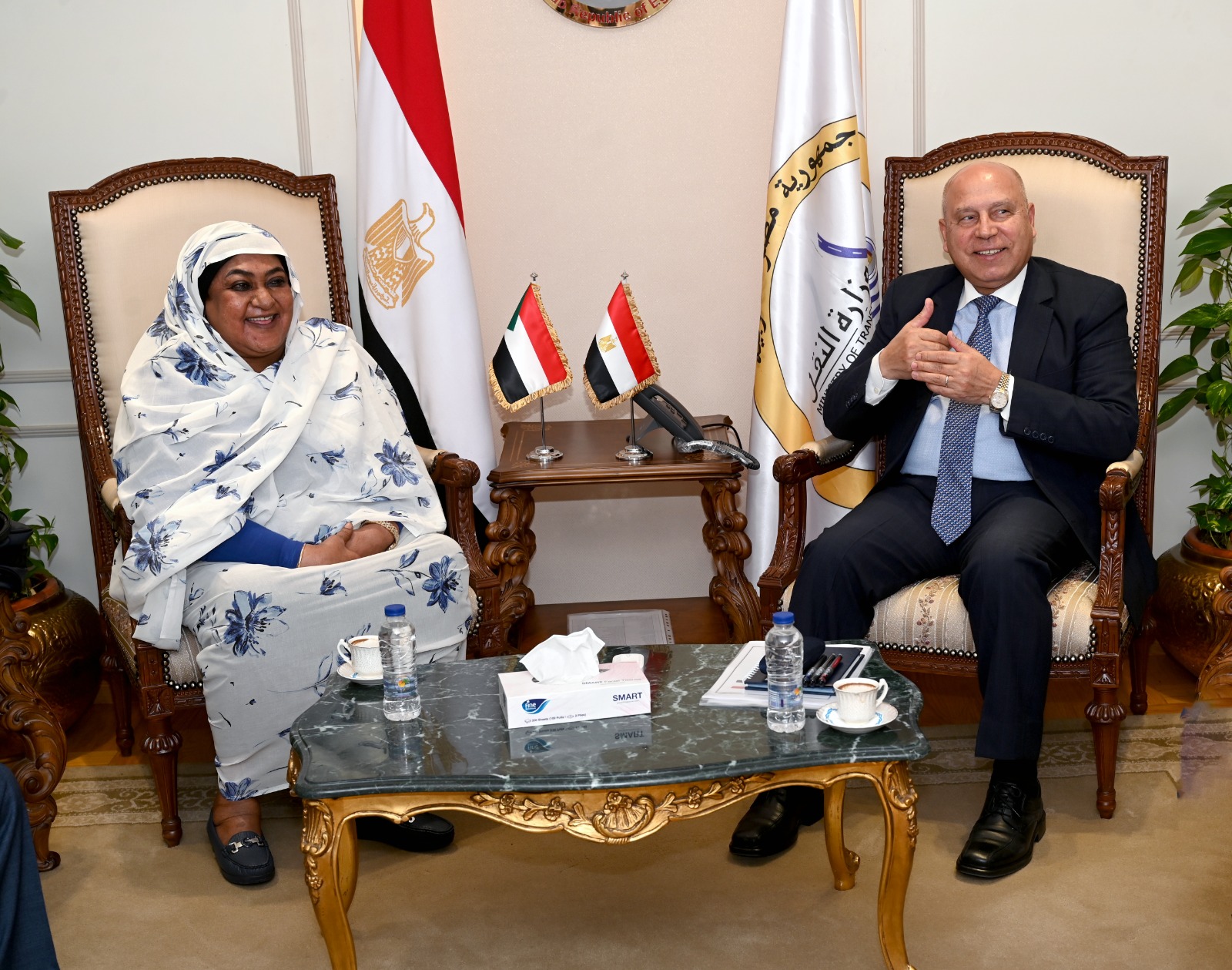 الوزير يجتمع مع وزيرة الصناعة والتجارة السودانية