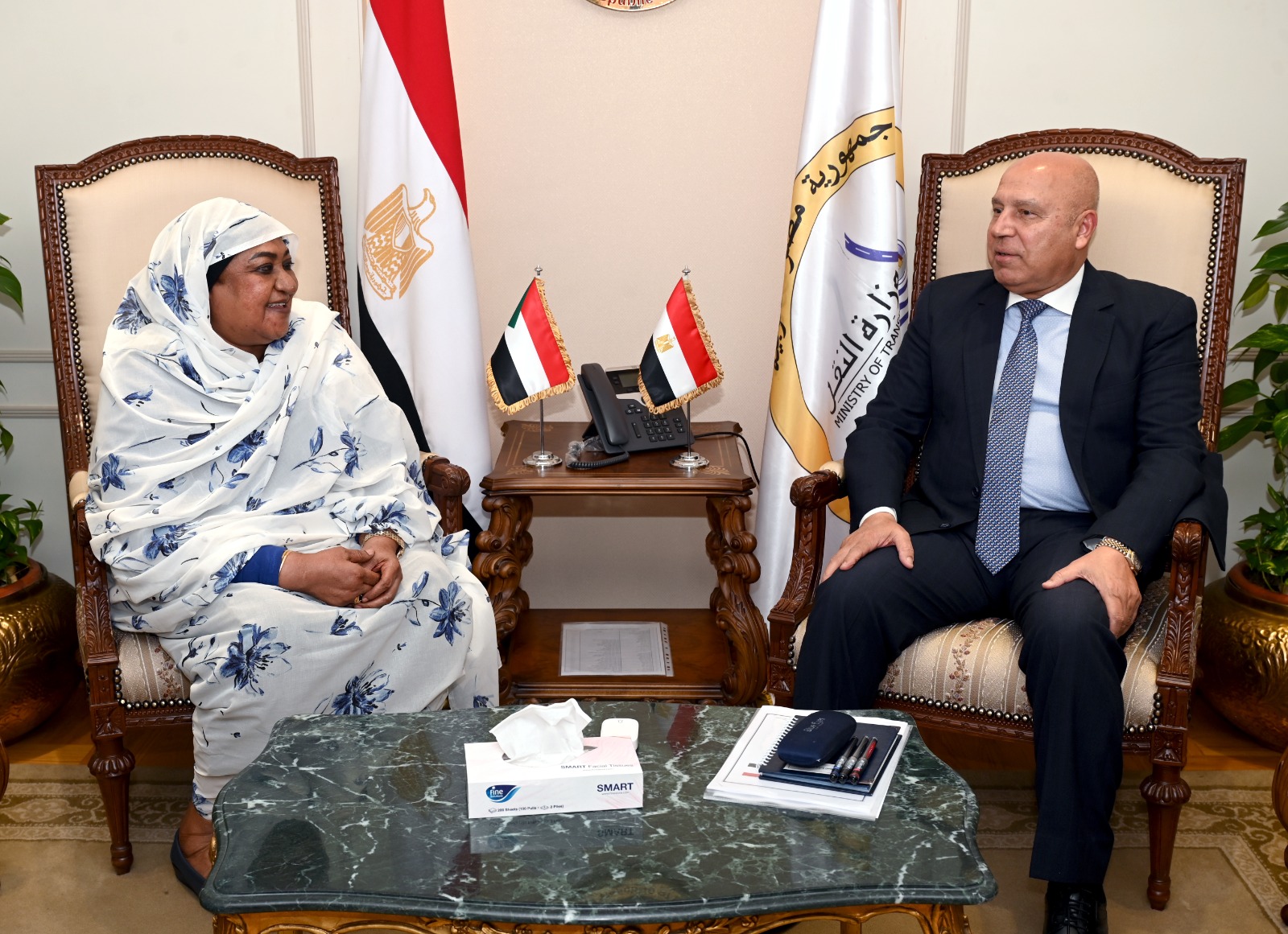 الوزير يجتمع مع وزيرة الصناعة والتجارة السودانية