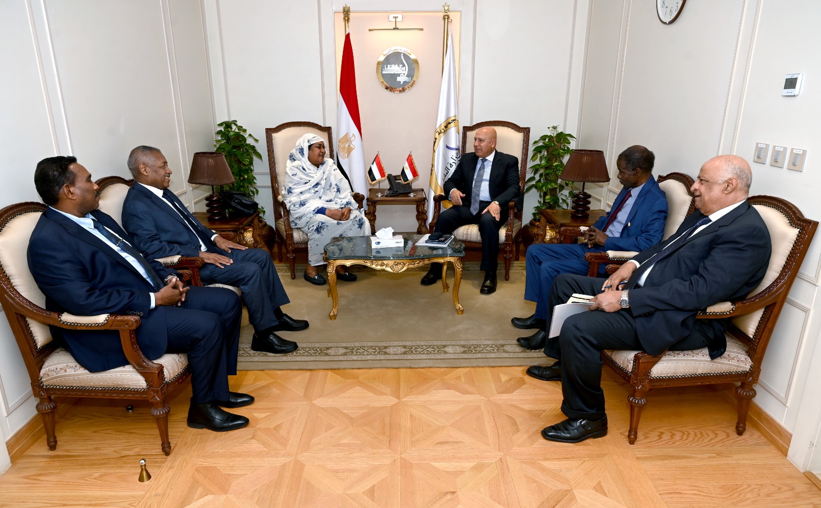 الوزير يجتمع مع وزيرة الصناعة والتجارة السودانية