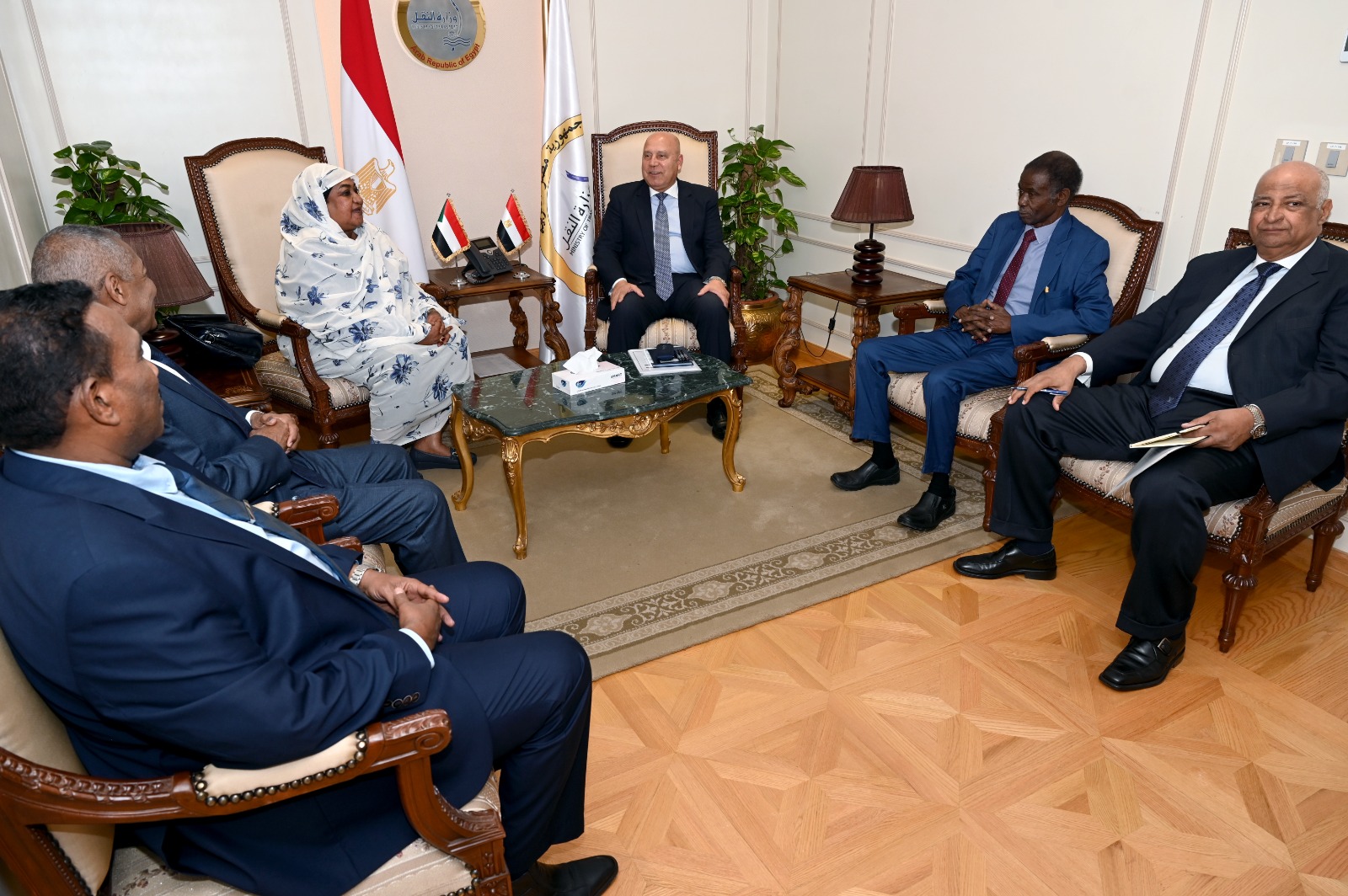 الوزير يجتمع مع وزيرة الصناعة والتجارة السودانية