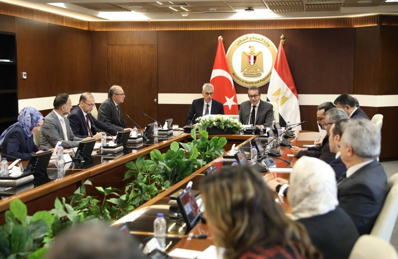 وزير الصحة يعقد اجتماع مع نظيره التركي