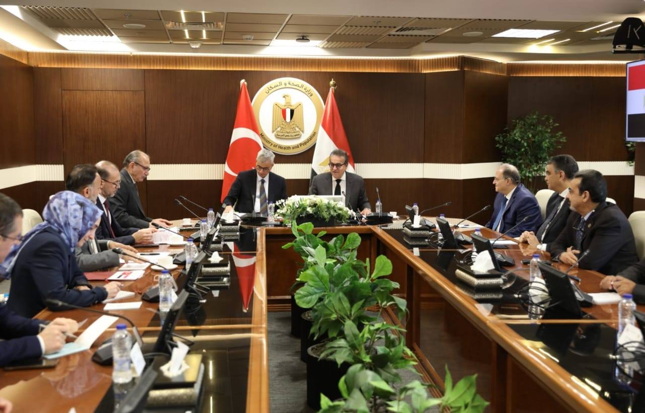 وزير الصحة يعقد اجتماع مع نظيره التركي