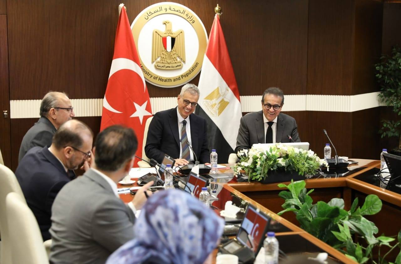 وزير الصحة يعقد اجتماع مع نظيره التركي