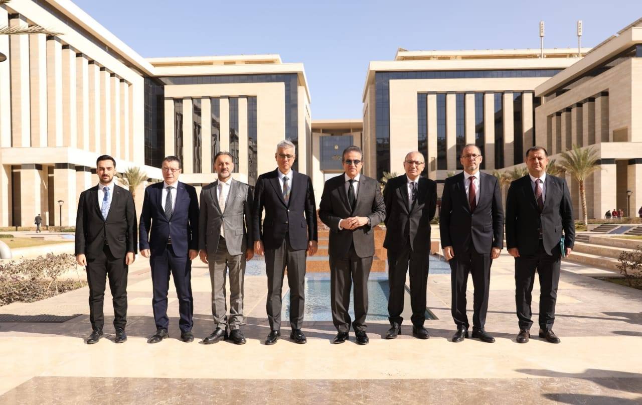 وزير الصحة يعقد اجتماع مع نظيره التركي