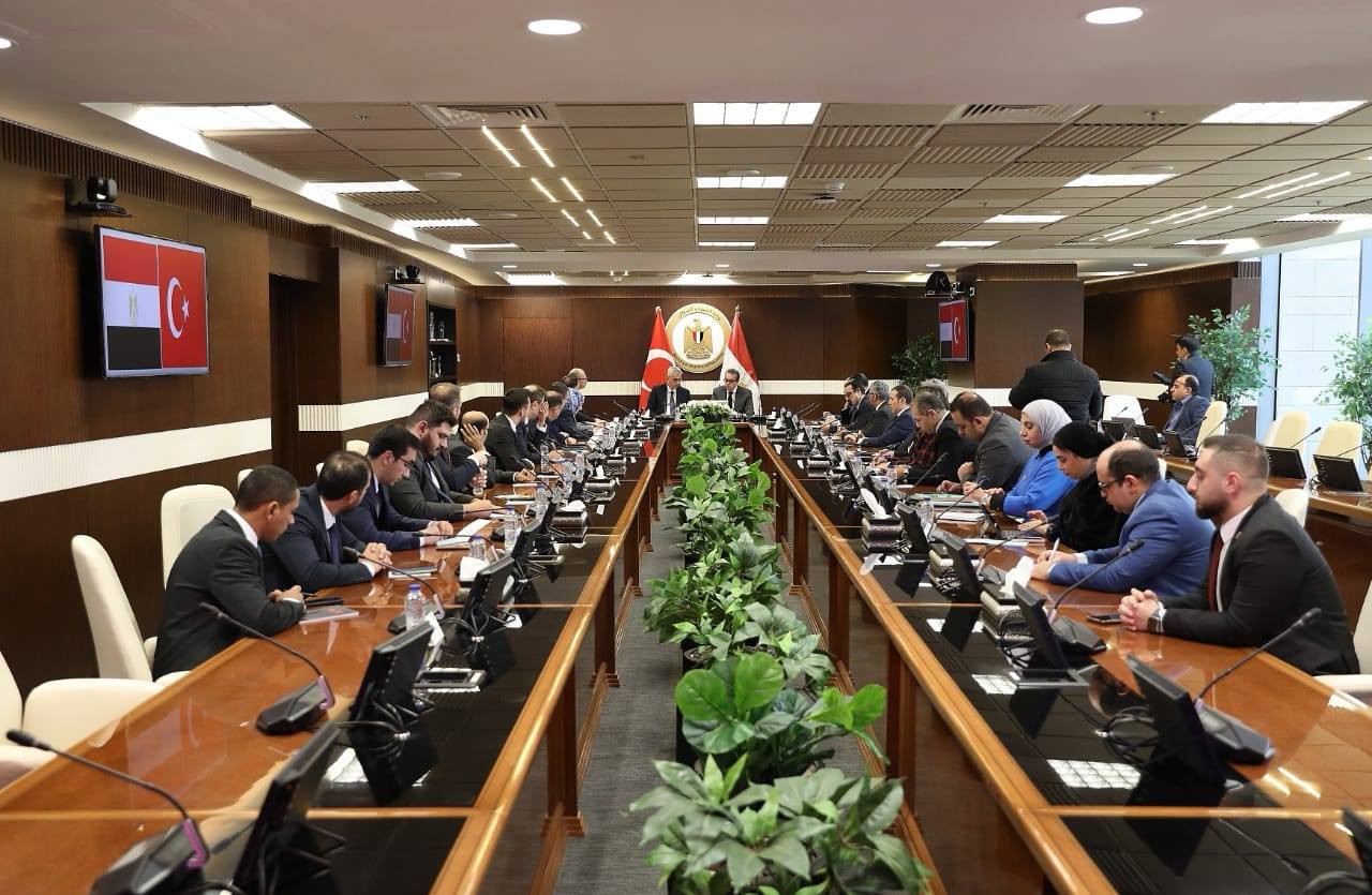 وزير الصحة يعقد اجتماع مع نظيره التركي