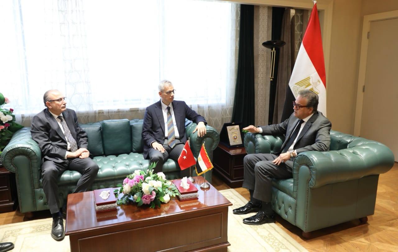 وزير الصحة يعقد اجتماع مع نظيره التركي