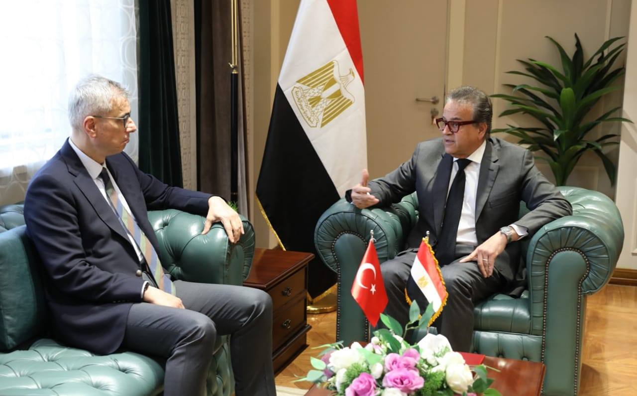وزير الصحة يعقد اجتماع مع نظيره التركي