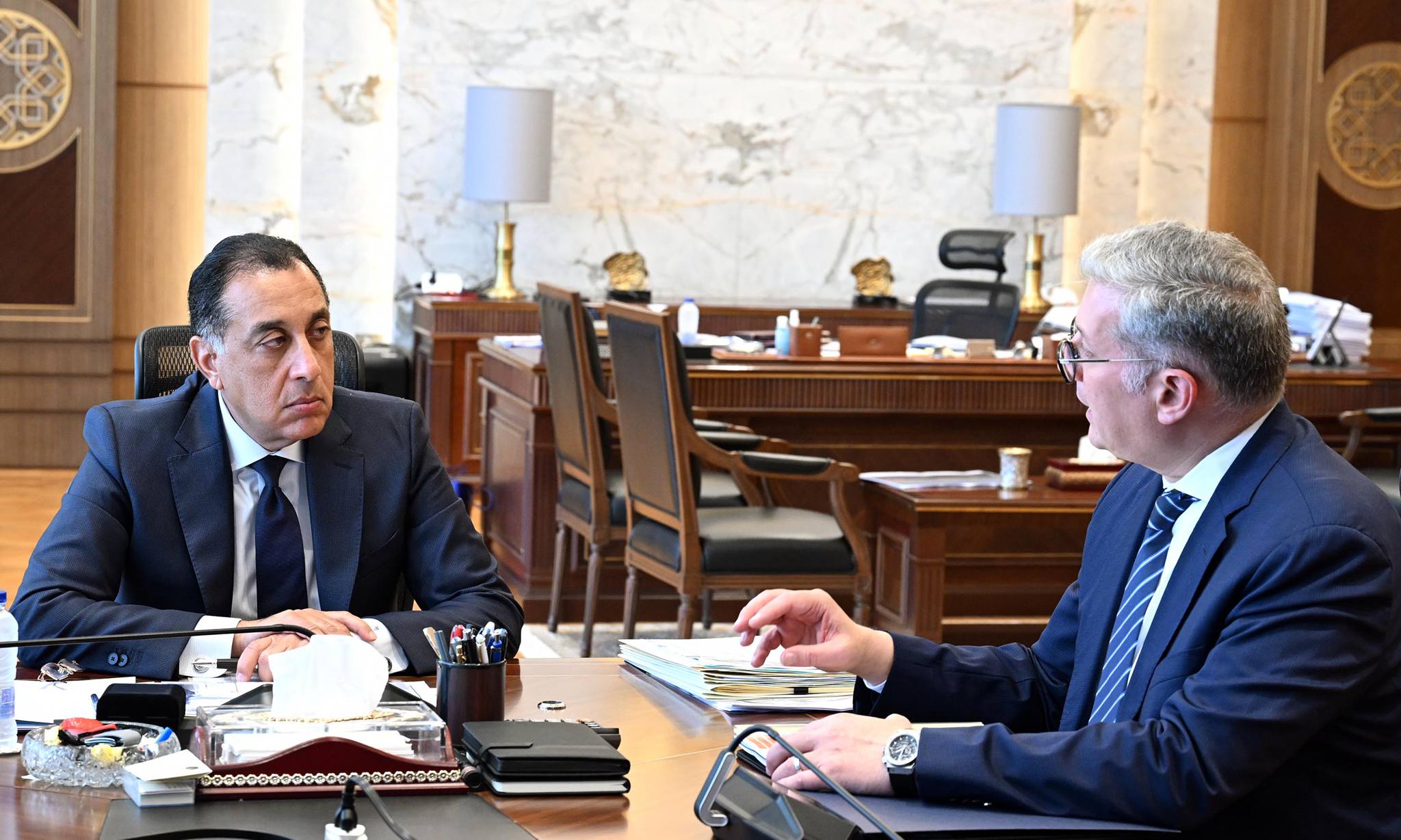 رئيس الوزراء يجتمع مع وزير البترول