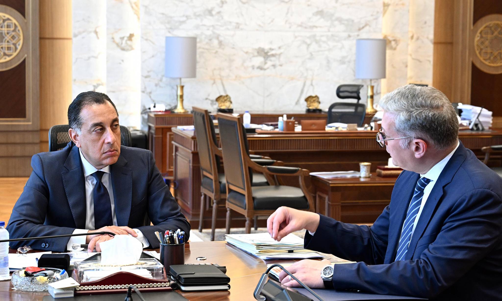 رئيس الوزراء يجتمع مع وزير البترول