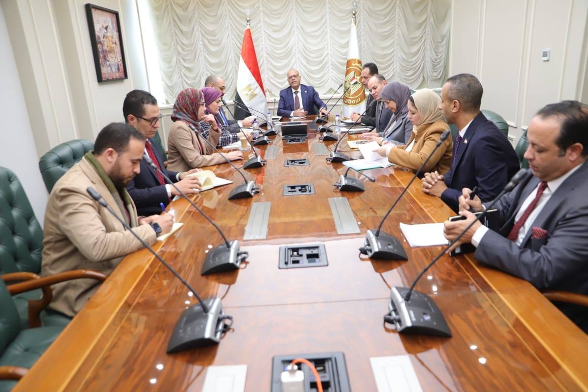 وزير العمل يلتقي مع مساعد وزير الاتصالات